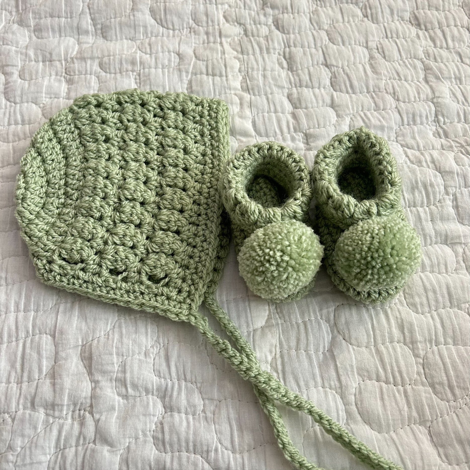 Handknitted Bonnet 0-3 months with booties